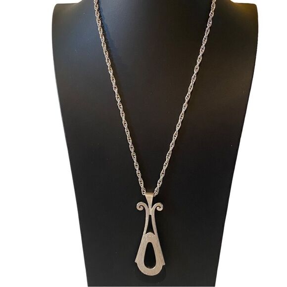 Vintage Avon Black Drop Pendant Statement Necklace on Silver Toned Rope Chain. - Picture 4 of 8